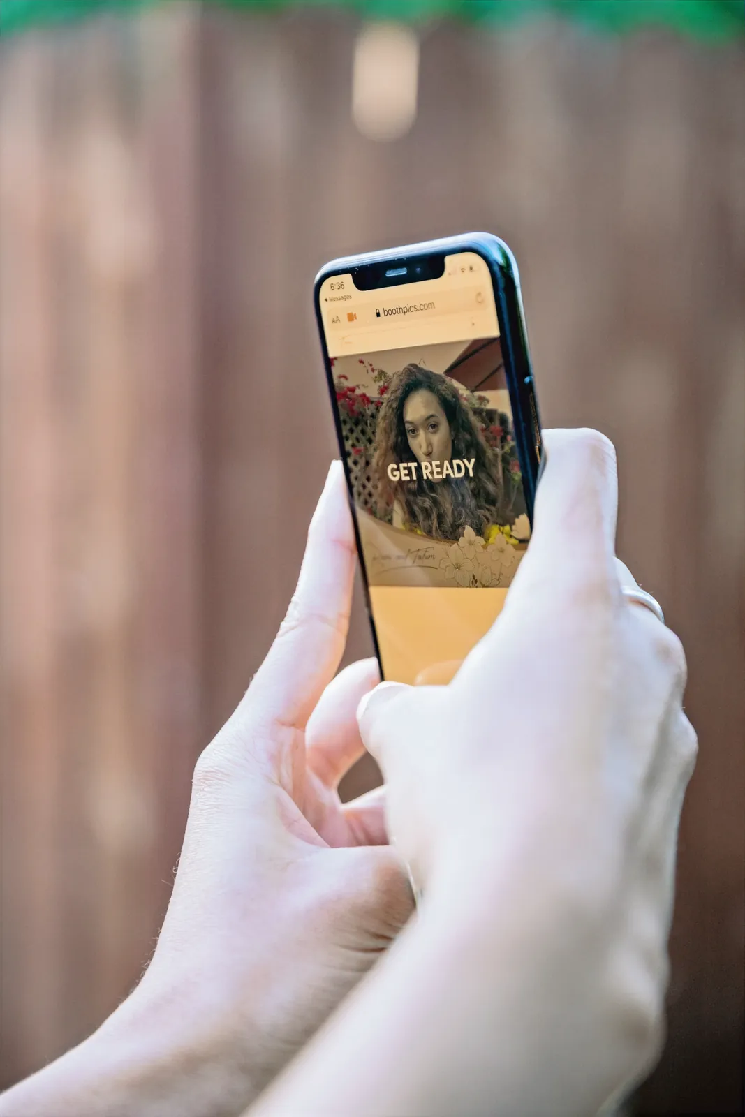 Virtual photo booth start screen on a phone
